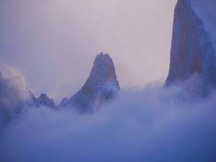 云雾缭绕中的巍峨山峰