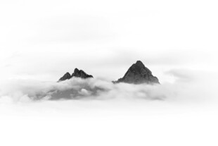 云雾缭绕中的巍峨山峰