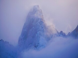 云雾缭绕的巍峨雪山
