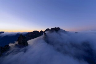 云海中的壮丽山景