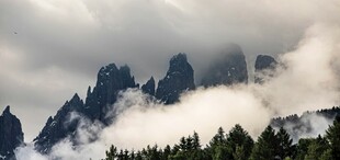 云雾缭绕的壮丽山峰