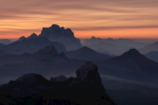 日出时分的壮丽山峦景色