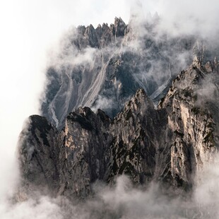 云雾缭绕的巍峨山峰