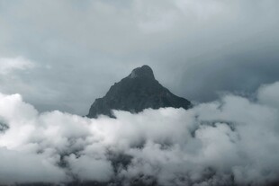 云海之上的巍峨山峰