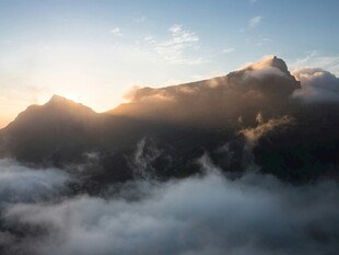 云海中的壮丽山峰日出