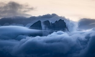 云海中的壮丽山峰
