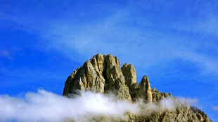 云雾缭绕的巍峨山峰