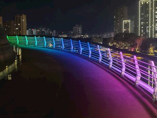 夜晚绚丽灯光装饰的桥梁