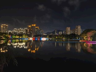 城市夜景湖面倒影美景