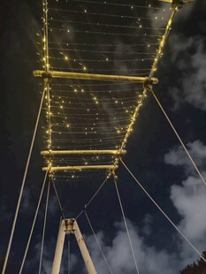 仰视璀璨桥梁夜景