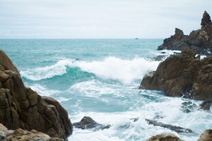 海浪拍击嶙峋礁石