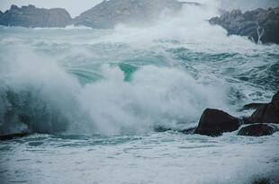 汹涌海浪拍击岸边礁石