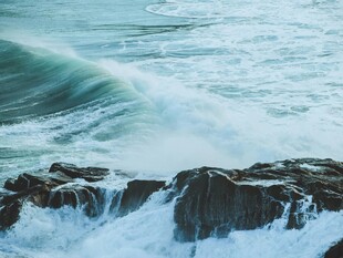 海浪拍击礁石的壮观景象