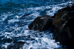 海浪拍击岩石的壮观景象