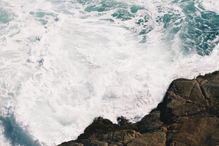 海浪拍打岸边岩石
