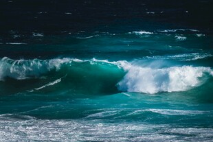 翻滚的蓝色海浪