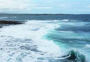 海浪拍打岸边的壮阔景象