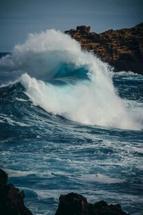 汹涌海浪拍击岸边岩石