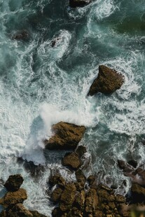 海浪拍击礁石的壮观景象