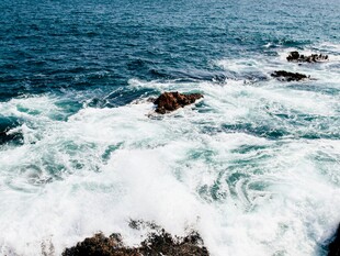 海浪拍击礁石的壮阔景象