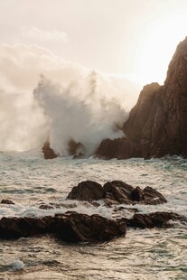 海浪拍击礁石的壮丽景象