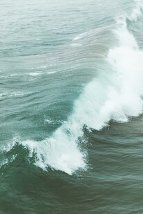 海浪翻涌的壮阔瞬间