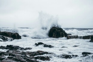 海浪拍击礁石的壮观景象