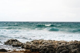 海边礁石与翻涌海浪