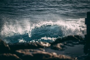 海浪拍打岸边岩石景象
