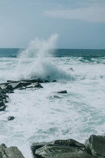 海浪拍击岸边岩石