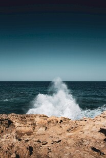 海浪拍击岸边岩石