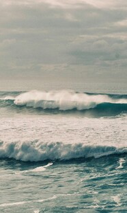 海浪翻涌的海边景致