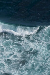 海浪翻涌的壮阔海洋景象