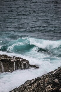 海边礁石旁的翻涌海浪