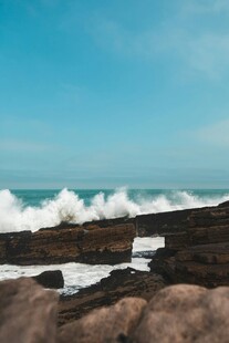 海边礁石与翻涌的浪花