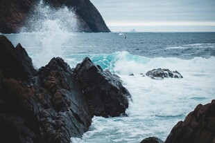 海浪拍击岸边嶙峋岩石