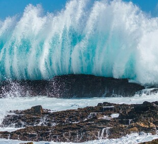 汹涌海浪拍击岸边礁石