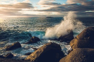海边礁石处的壮观海浪景象
