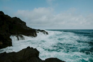 海浪拍击岸边嶙峋礁石