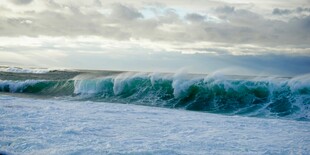 汹涌海浪拍打海岸