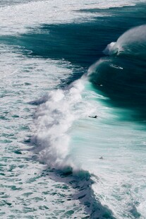 汹涌海浪拍打海面景象