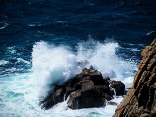 海浪拍击礁石的壮丽景象