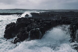 海浪拍打嶙峋礁石