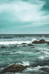 海浪拍击礁石的海岸风光