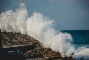 海浪拍打岸边壮观景象