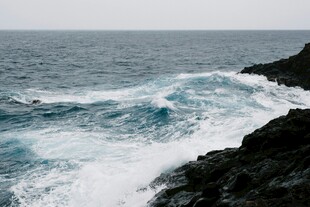 海浪拍击岸边岩石