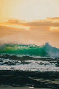 夕阳下的壮美海浪景观