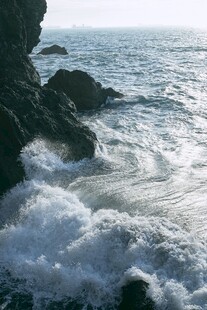 海浪拍击岸边礁石