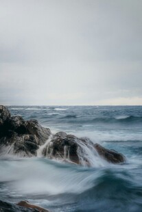 海浪拍击岩石的静谧瞬间
