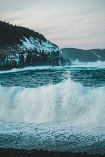 海浪拍击岸边壮丽景象
